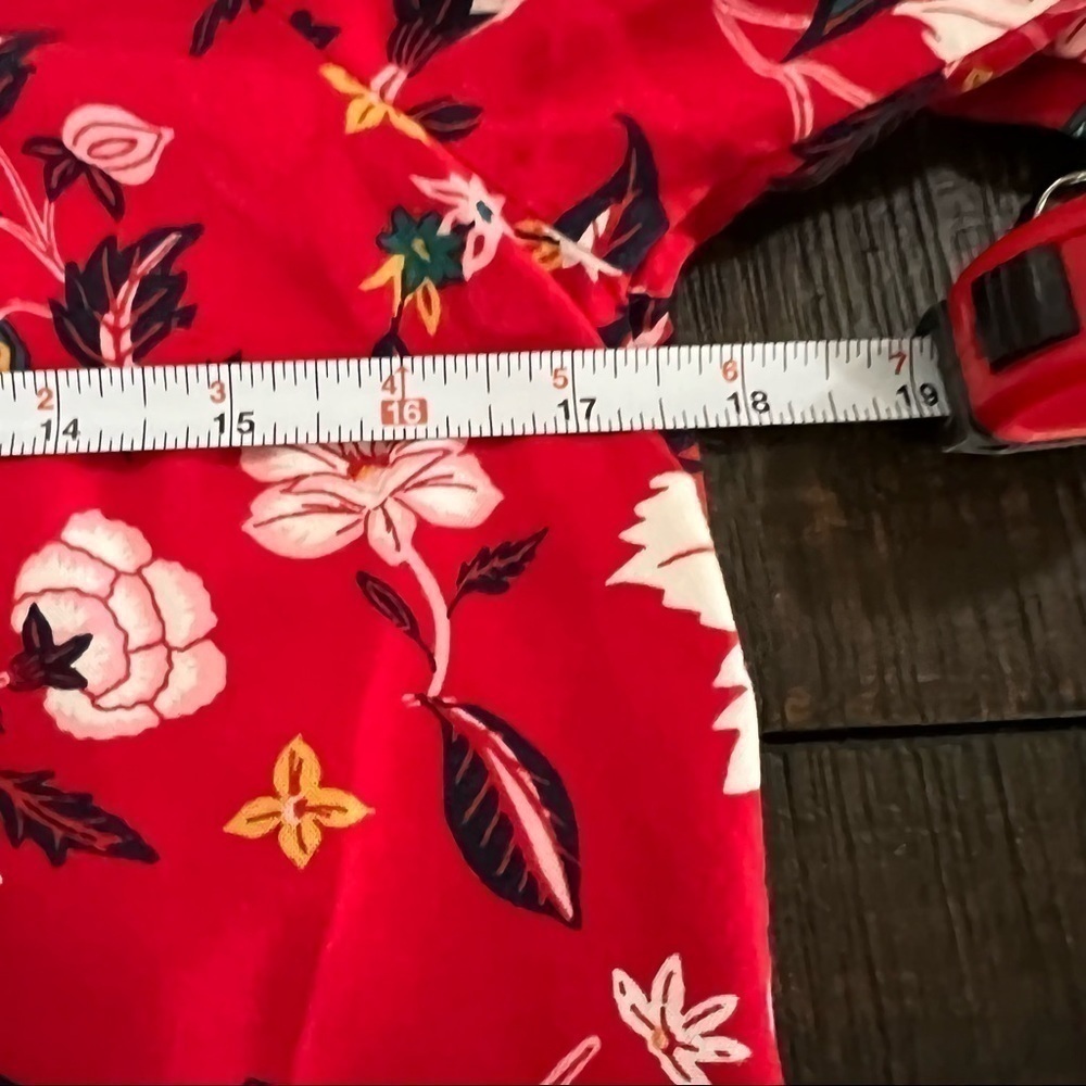 Old navy red floral print blouse, S, V-neck button closures, cuff sleeves, flowy - Picture 11 of 12